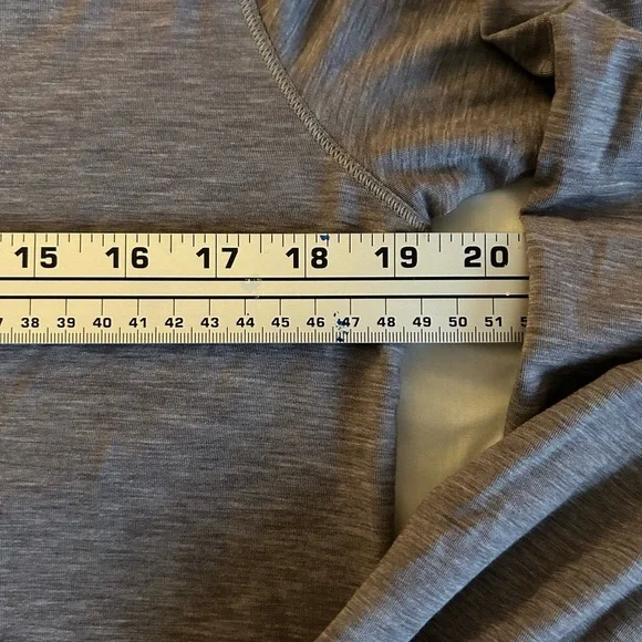 Under Armour Women’s Long-Sleeve Workout Top Split Back Mesh Detail Cut Out Sz M - Picture 8 of 11